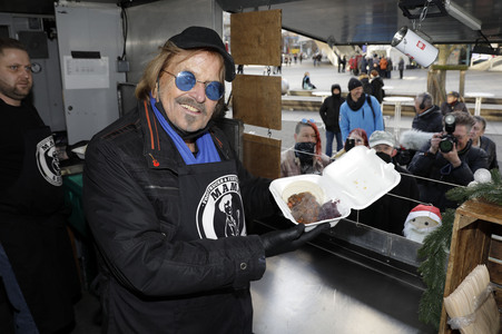 Frank Zander unterstützt Caritas-Foodtruck in Berlin