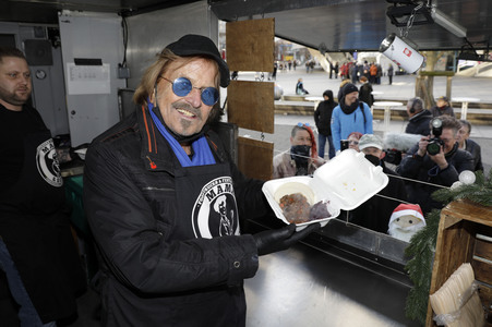 Frank Zander unterstützt Caritas-Foodtruck in Berlin