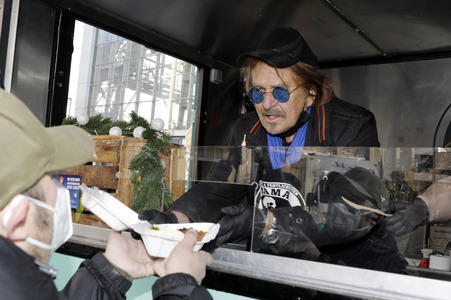 Frank Zander unterstützt Caritas-Foodtruck in Berlin