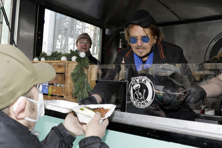 Frank Zander unterstützt Caritas-Foodtruck in Berlin