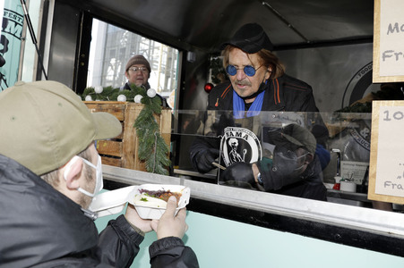 Frank Zander unterstützt Caritas-Foodtruck in Berlin
