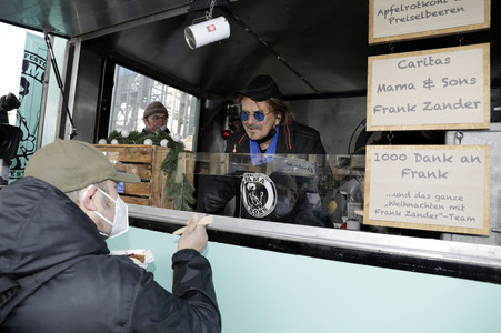 Frank Zander unterstützt Caritas-Foodtruck in Berlin