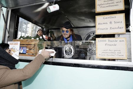 Frank Zander unterstützt Caritas-Foodtruck in Berlin