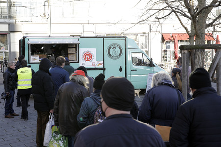 Frank Zander unterstützt Caritas-Foodtruck in Berlin