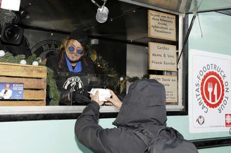 Frank Zander unterstützt Caritas-Foodtruck in Berlin
