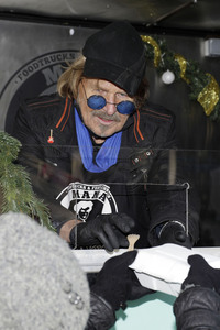 Frank Zander unterstützt Caritas-Foodtruck in Berlin