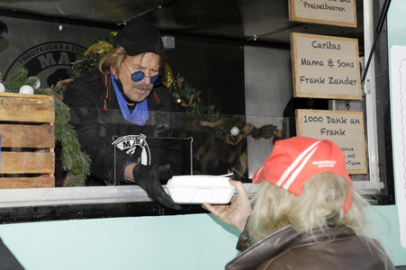 Frank Zander unterstützt Caritas-Foodtruck in Berlin