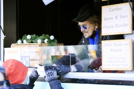 Frank Zander unterstützt Caritas-Foodtruck in Berlin