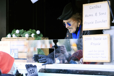 Frank Zander unterstützt Caritas-Foodtruck in Berlin