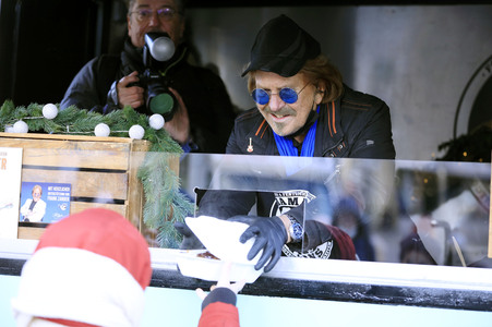 Frank Zander unterstützt Caritas-Foodtruck in Berlin