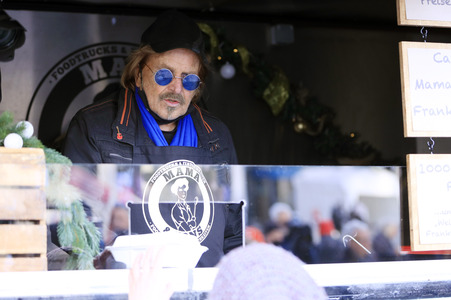 Frank Zander unterstützt Caritas-Foodtruck in Berlin