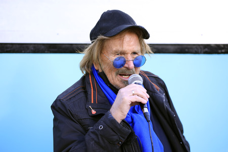 Frank Zander unterstützt Caritas-Foodtruck in Berlin