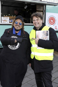 Frank Zander unterstützt Caritas-Foodtruck in Berlin