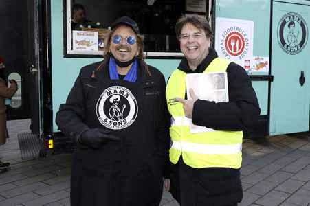 Frank Zander unterstützt Caritas-Foodtruck in Berlin