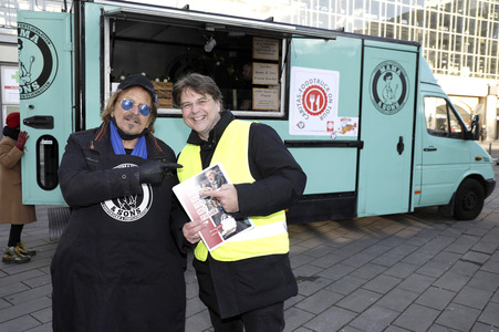 Frank Zander unterstützt Caritas-Foodtruck in Berlin