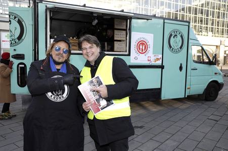 Frank Zander unterstützt Caritas-Foodtruck in Berlin