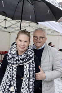 Rolf Zuckowski und Cornelia Poletto bei einer Weihnachtsaktion im Altonaer Kinderkrankenhaus in Hamburg