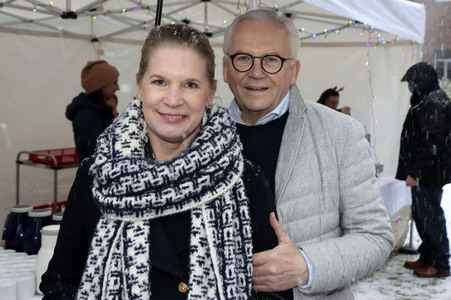 Rolf Zuckowski und Cornelia Poletto bei einer Weihnachtsaktion im Altonaer Kinderkrankenhaus in Hamburg
