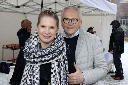 Rolf Zuckowski und Cornelia Poletto bei einer Weihnachtsaktion im Altonaer Kinderkrankenhaus in Hamburg