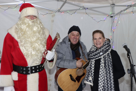 Rolf Zuckowski und Cornelia Poletto bei einer Weihnachtsaktion im Altonaer Kinderkrankenhaus in Hamburg