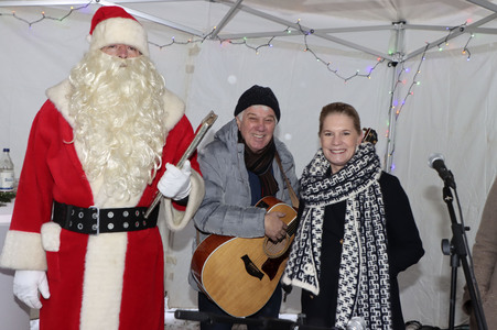Rolf Zuckowski und Cornelia Poletto bei einer Weihnachtsaktion im Altonaer Kinderkrankenhaus in Hamburg