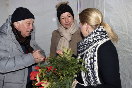 Rolf Zuckowski und Cornelia Poletto bei einer Weihnachtsaktion im Altonaer Kinderkrankenhaus in Hamburg