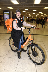 Monica Ivancan eröffnet Wunschbaum in München