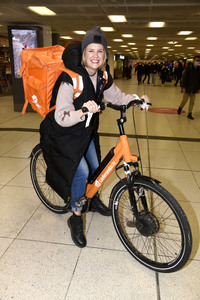 Monica Ivancan eröffnet Wunschbaum in München