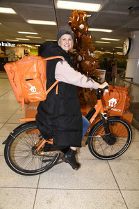 Monica Ivancan eröffnet Wunschbaum in München