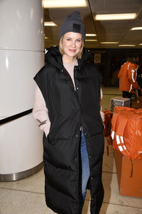 Monica Ivancan eröffnet Wunschbaum in München