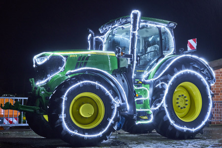 Weihnachtstraktor in Bremke