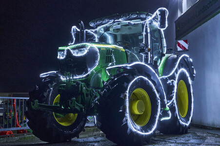 Weihnachtstraktor in Bremke