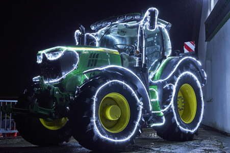 Weihnachtstraktor in Bremke