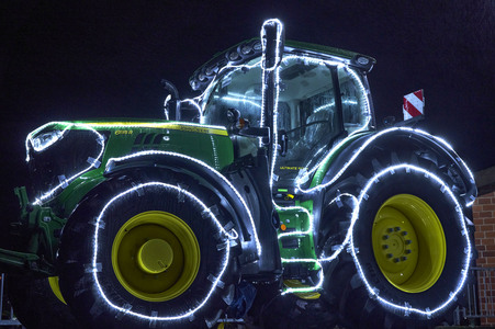 Weihnachtstraktor in Bremke