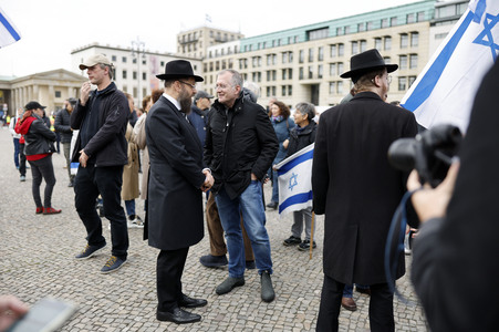 Demonstration zum Jahrestag des Hamas-Massakers in Israel in Berlin