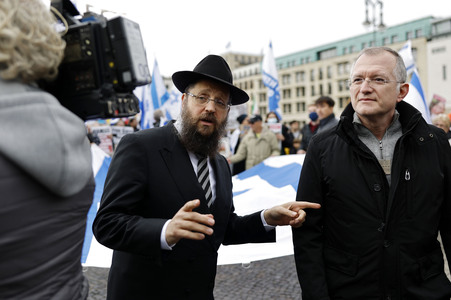 Demonstration zum Jahrestag des Hamas-Massakers in Israel in Berlin
