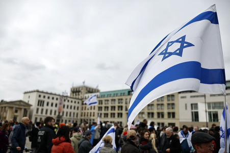 Demonstration zum Jahrestag des Hamas-Massakers in Israel in Berlin
