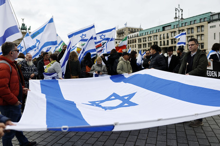 Demonstration zum Jahrestag des Hamas-Massakers in Israel in Berlin