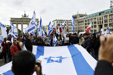 Demonstration zum Jahrestag des Hamas-Massakers in Israel in Berlin