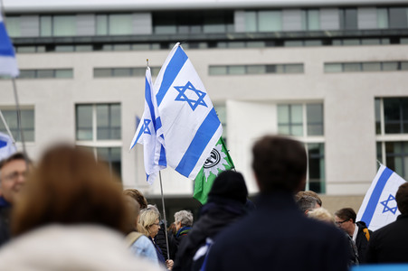 Demonstration zum Jahrestag des Hamas-Massakers in Israel in Berlin