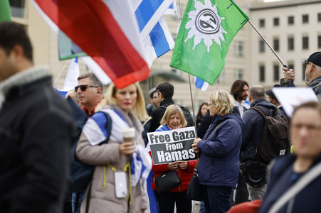 Demonstration zum Jahrestag des Hamas-Massakers in Israel in Berlin