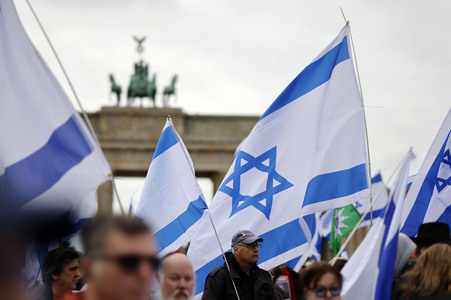 Demonstration zum Jahrestag des Hamas-Massakers in Israel in Berlin