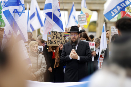 Demonstration zum Jahrestag des Hamas-Massakers in Israel in Berlin
