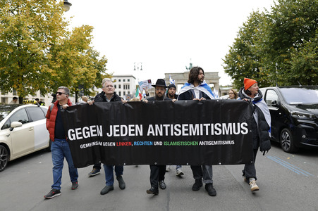Demonstration zum Jahrestag des Hamas-Massakers in Israel in Berlin