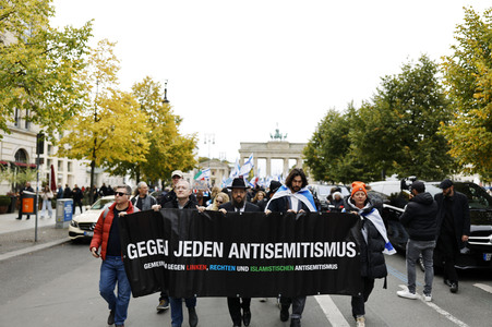 Demonstration zum Jahrestag des Hamas-Massakers in Israel in Berlin