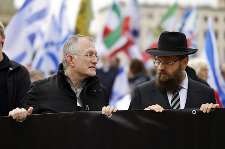 Demonstration zum Jahrestag des Hamas-Massakers in Israel in Berlin
