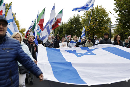 Demonstration zum Jahrestag des Hamas-Massakers in Israel in Berlin