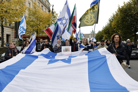 Demonstration zum Jahrestag des Hamas-Massakers in Israel in Berlin