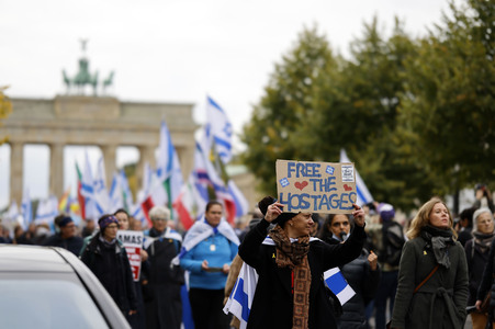 Demonstration zum Jahrestag des Hamas-Massakers in Israel in Berlin