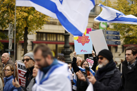 Demonstration zum Jahrestag des Hamas-Massakers in Israel in Berlin